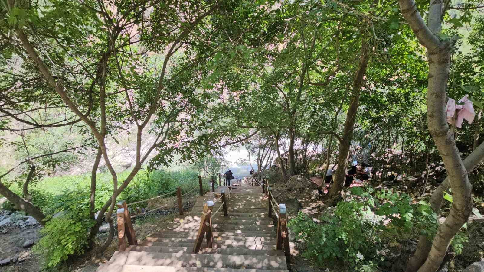 Sıcakların artmasıyla Hakkari Kaval Şelalesi’nde yoğunluk yaşanıyor