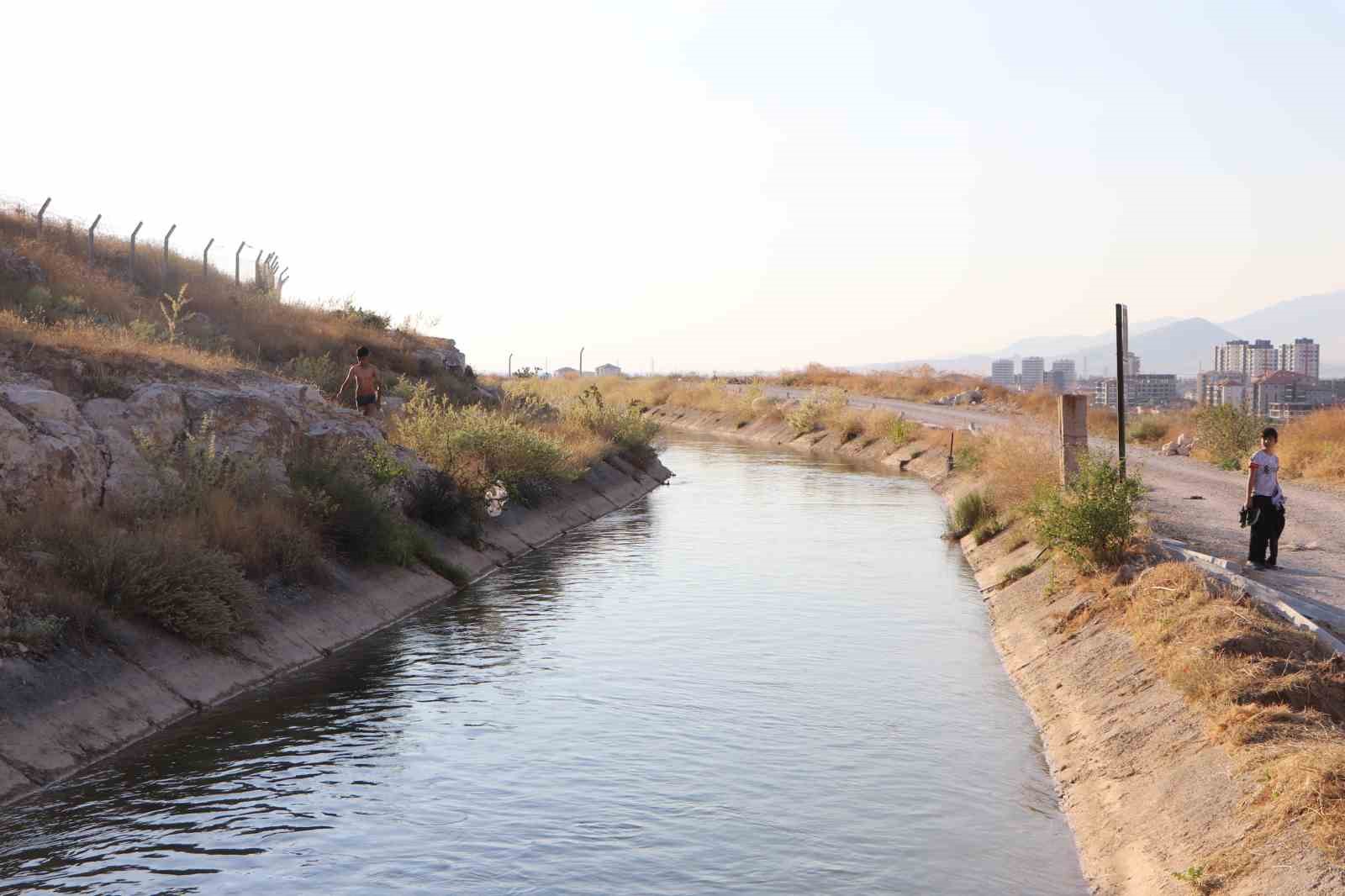Kanalda akıntıya kapılan 2 çocuğu itfaiye ve AFAD kurtardı
