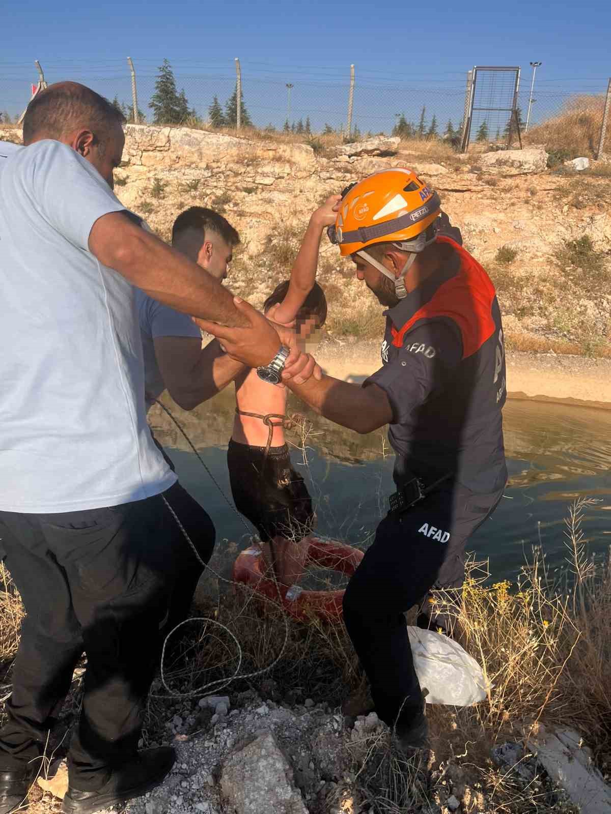 Kanalda akıntıya kapılan 2 çocuğu itfaiye ve AFAD kurtardı