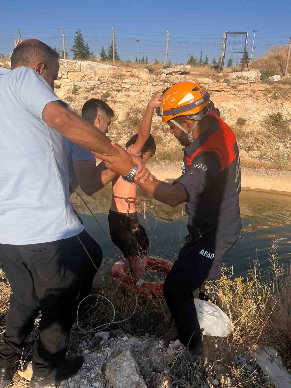 Kanalda akıntıya kapılan 2 çocuğu itfaiye ve AFAD kurtardı