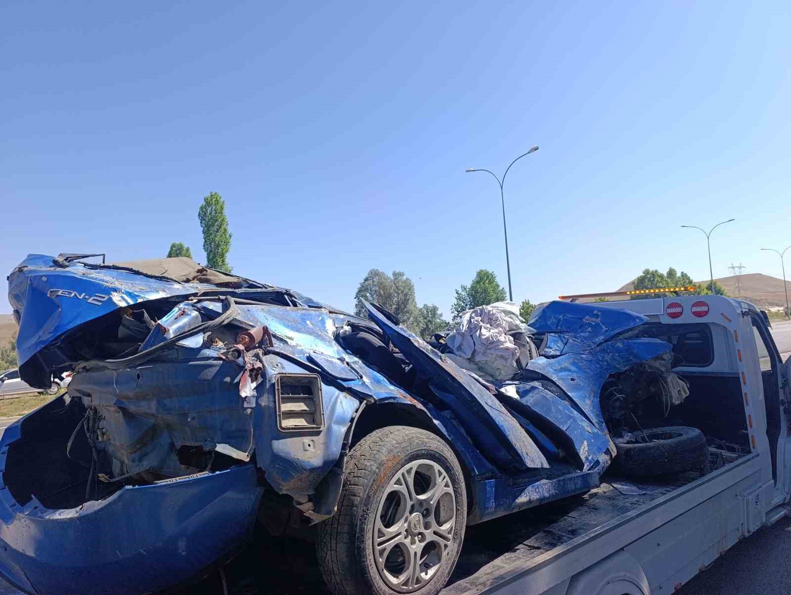 Trafik kazasında anne ve baba öldü, 8 aylık bebek ağır yaralandı