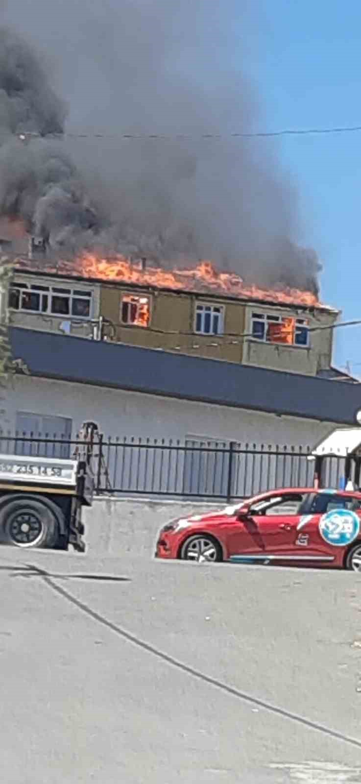 Avcılar’da korkutan çatı yangını