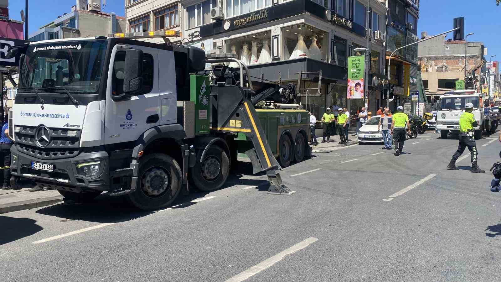 Fatih’te İETT otobüsü ile ambulans çarpıştı: 5 yaralı