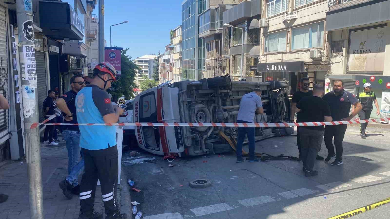 Fatih’te İETT otobüsü ile ambulans çarpıştı: 5 yaralı