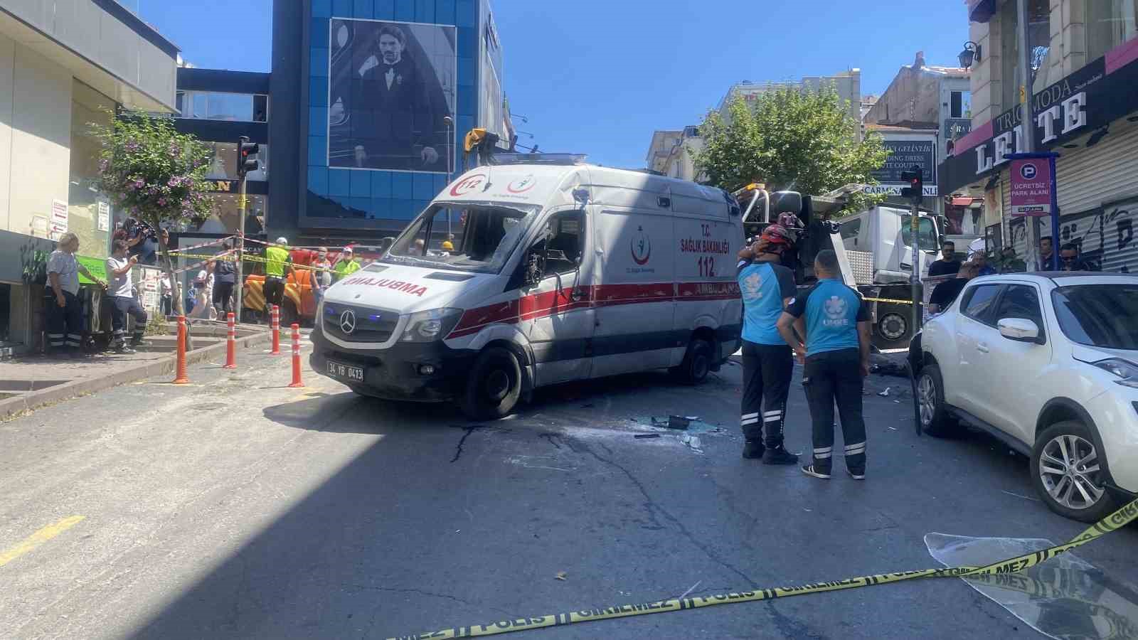 Fatih’te İETT otobüsü ile ambulans çarpıştı: 5 yaralı