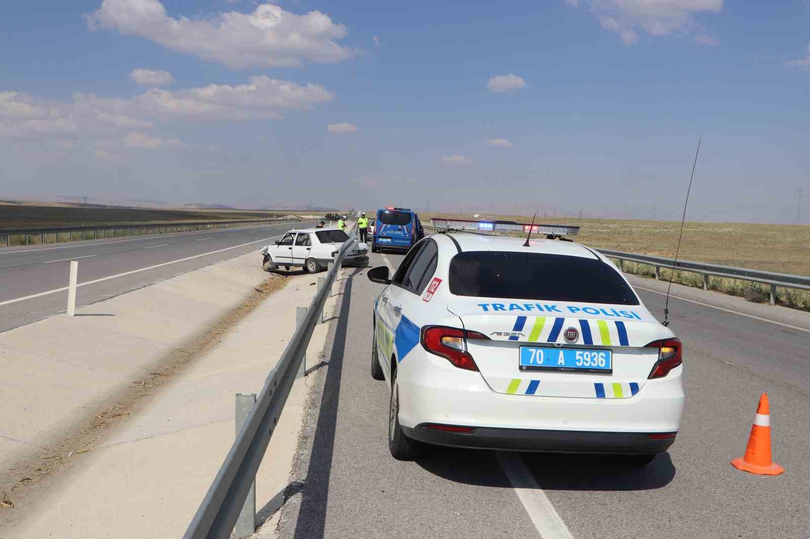 Bariyerlere çarpan otomobil iki büklüm oldu: 1 yaralı