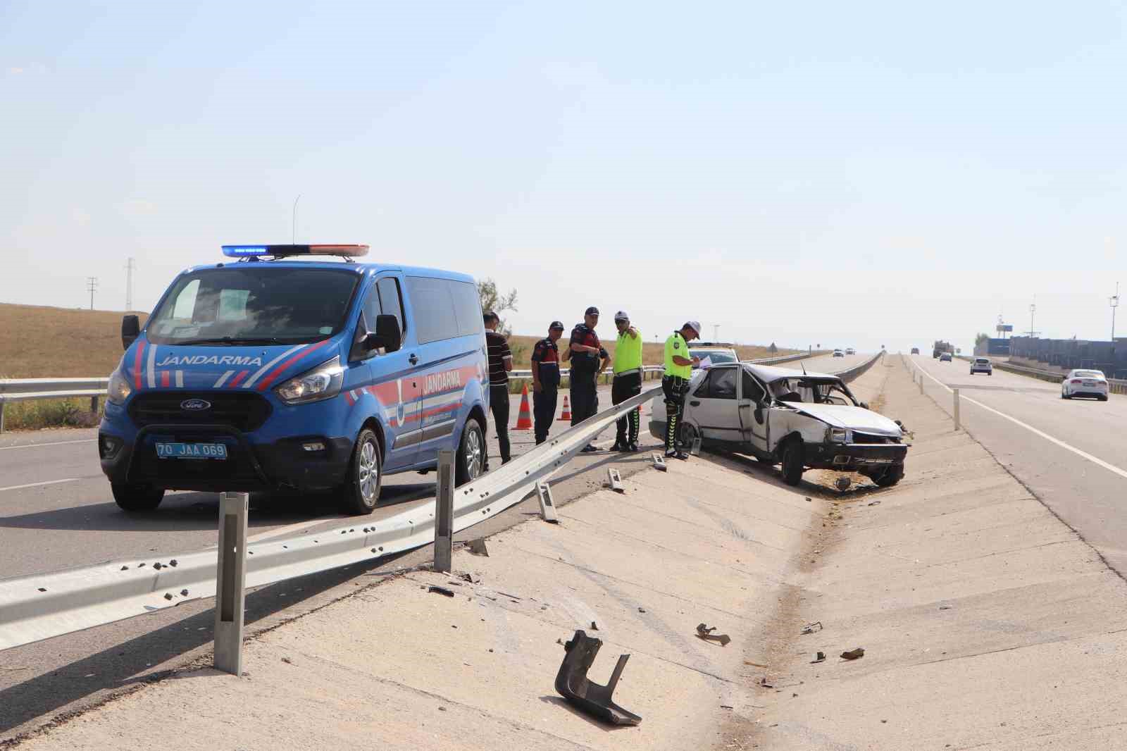Bariyerlere çarpan otomobil iki büklüm oldu: 1 yaralı