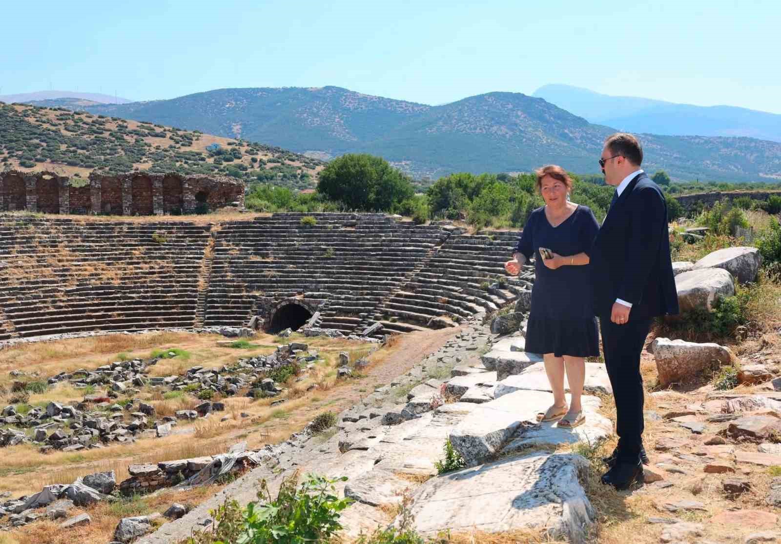 Kaymakam Battal, Afrodisias’taki çalışmaları inceledi