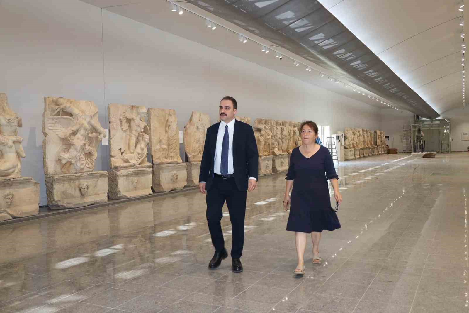 Kaymakam Battal, Afrodisias’taki çalışmaları inceledi