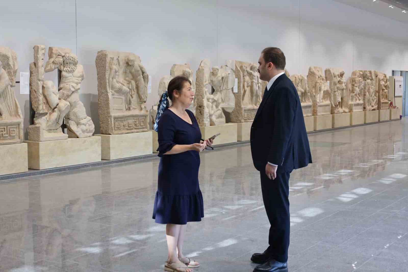 Kaymakam Battal, Afrodisias’taki çalışmaları inceledi