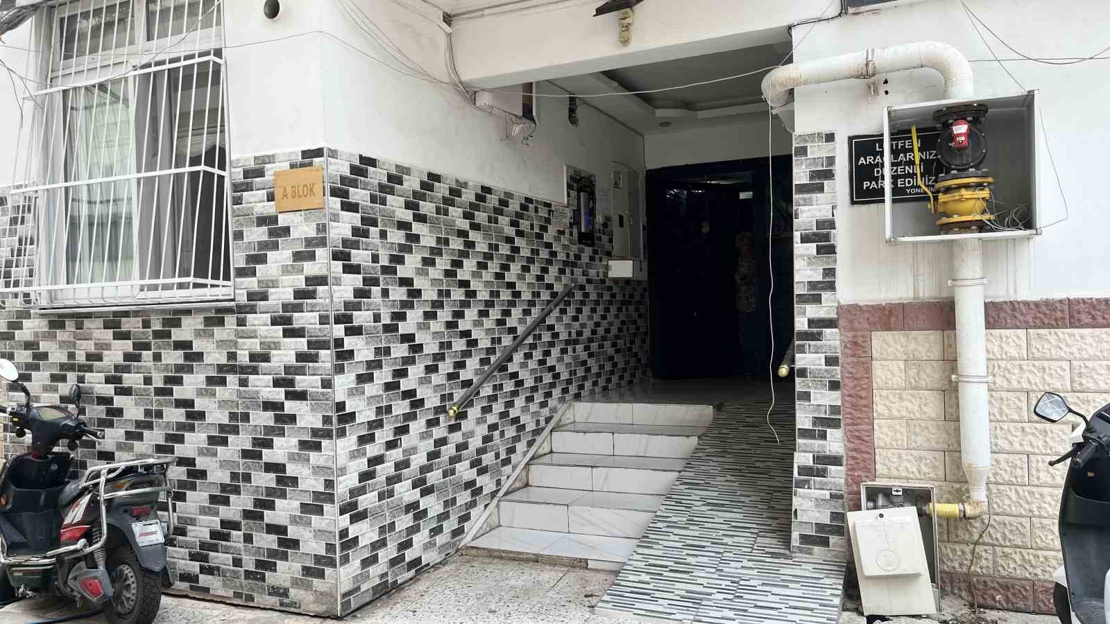 Tartıştığı eşinin başına çekiçle vurup boğazından bıçakladı