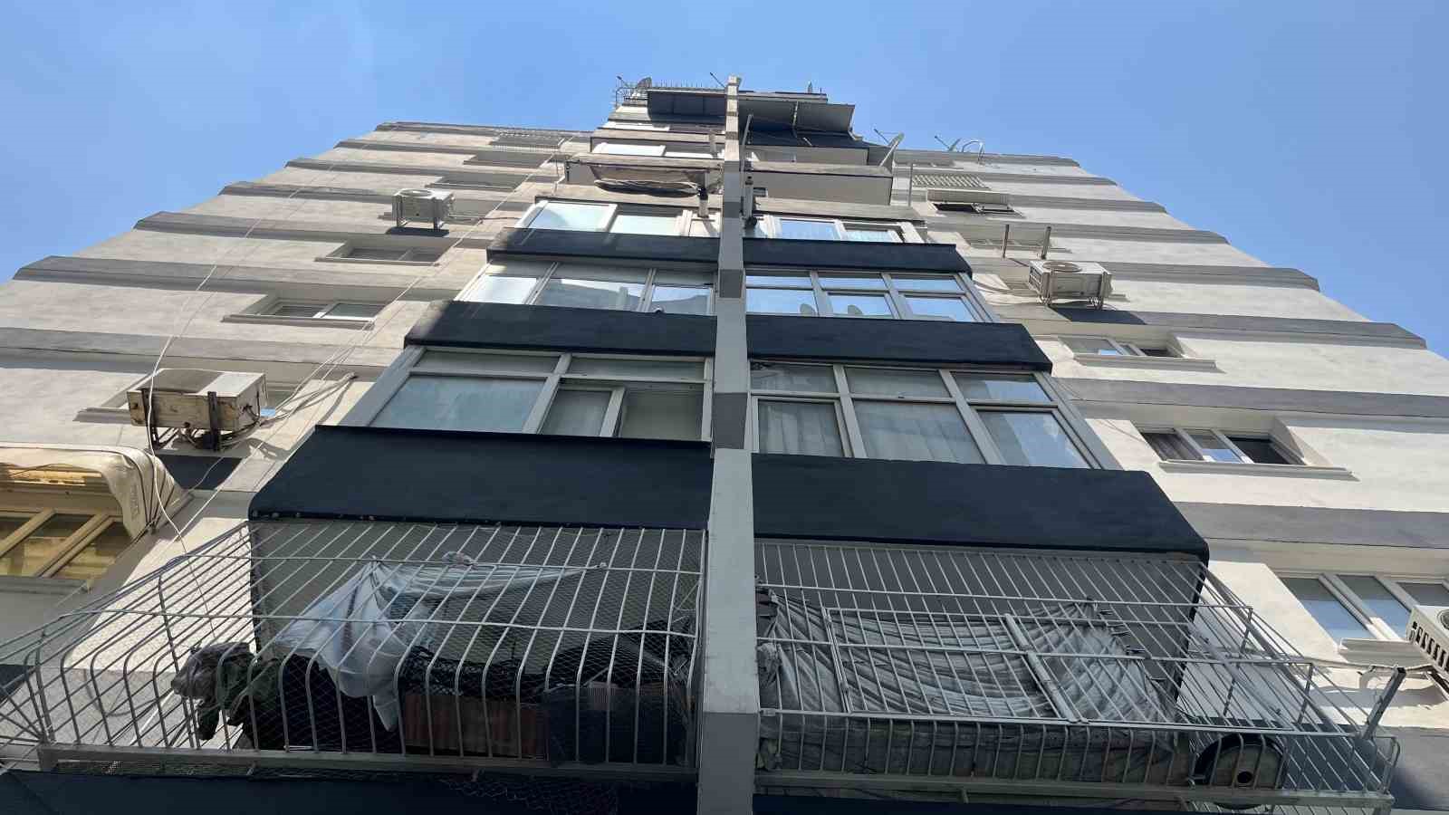 Tartıştığı eşinin başına çekiçle vurup boğazından bıçakladı