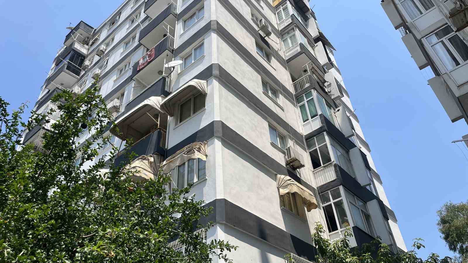 Tartıştığı eşinin başına çekiçle vurup boğazından bıçakladı
