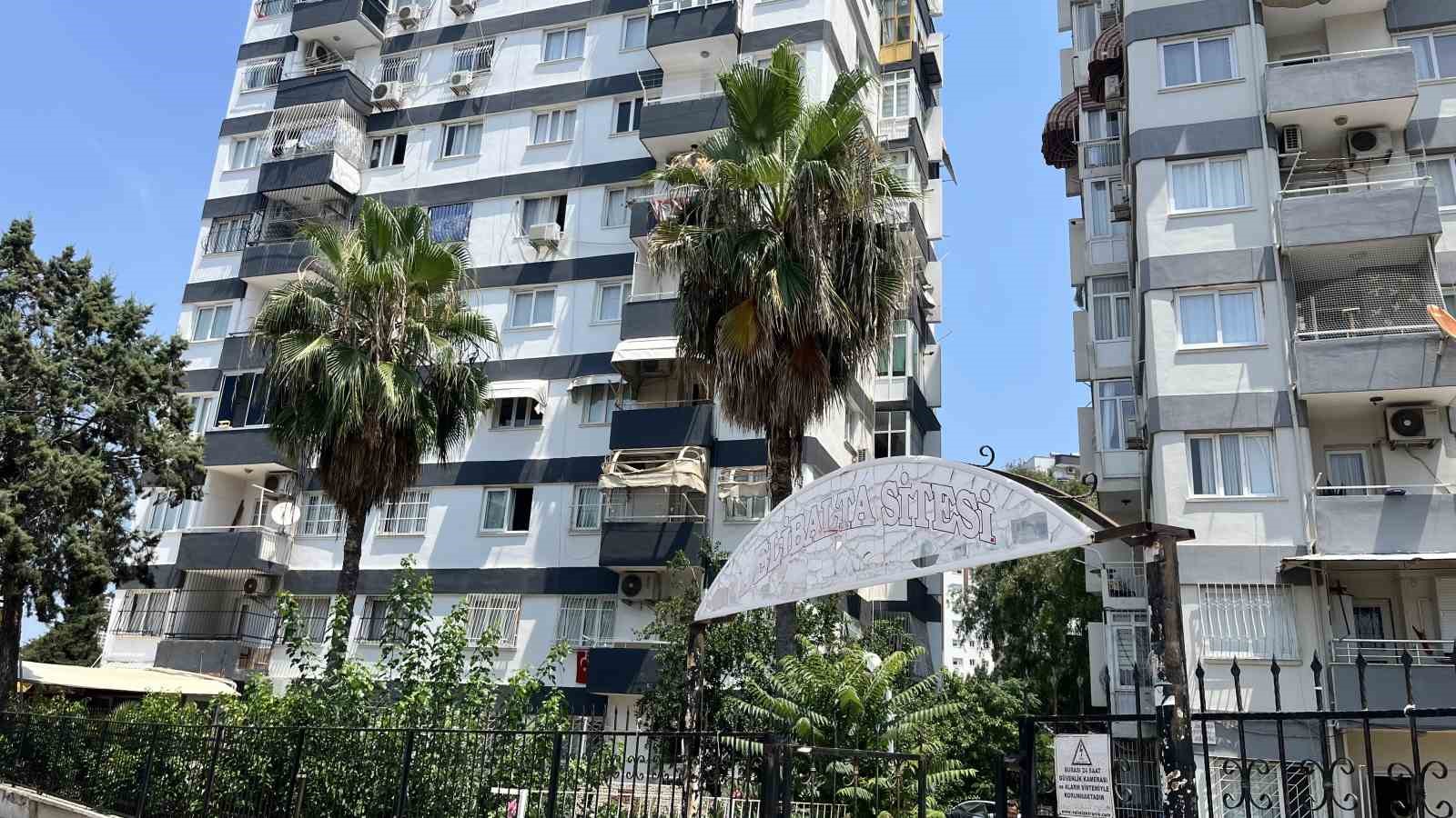 Tartıştığı eşinin başına çekiçle vurup boğazından bıçakladı