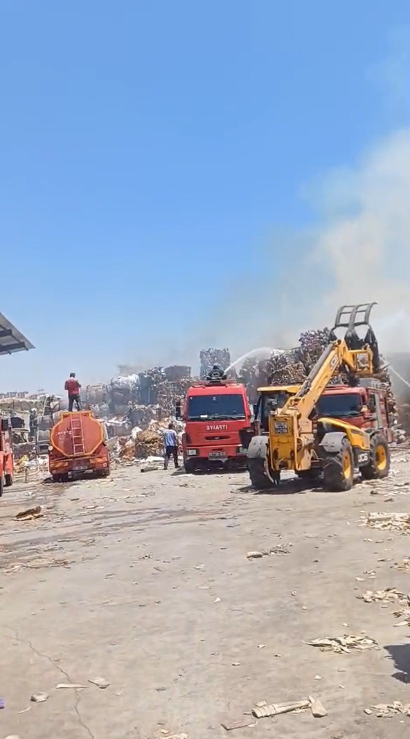 Nizip’te kağıt fabrikasında yangın