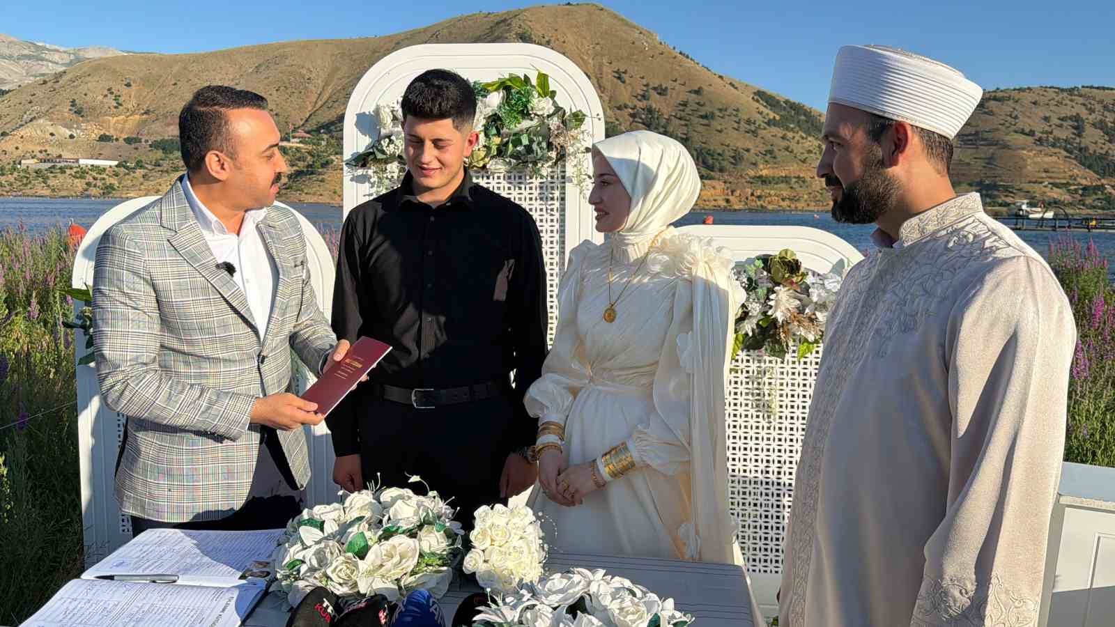 Yüzen adada "evet" dediler