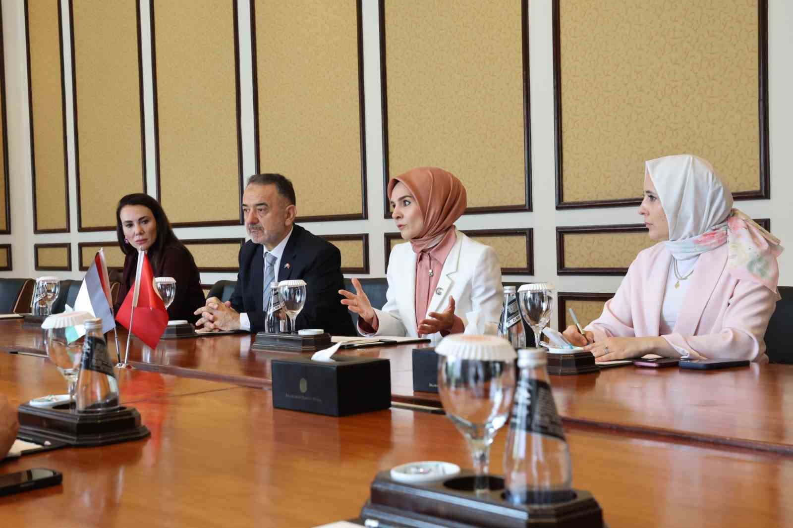 Bakan Göktaş, Filistin ve Somalili bakanlar ile İİT temsilcileriyle bir araya geldi