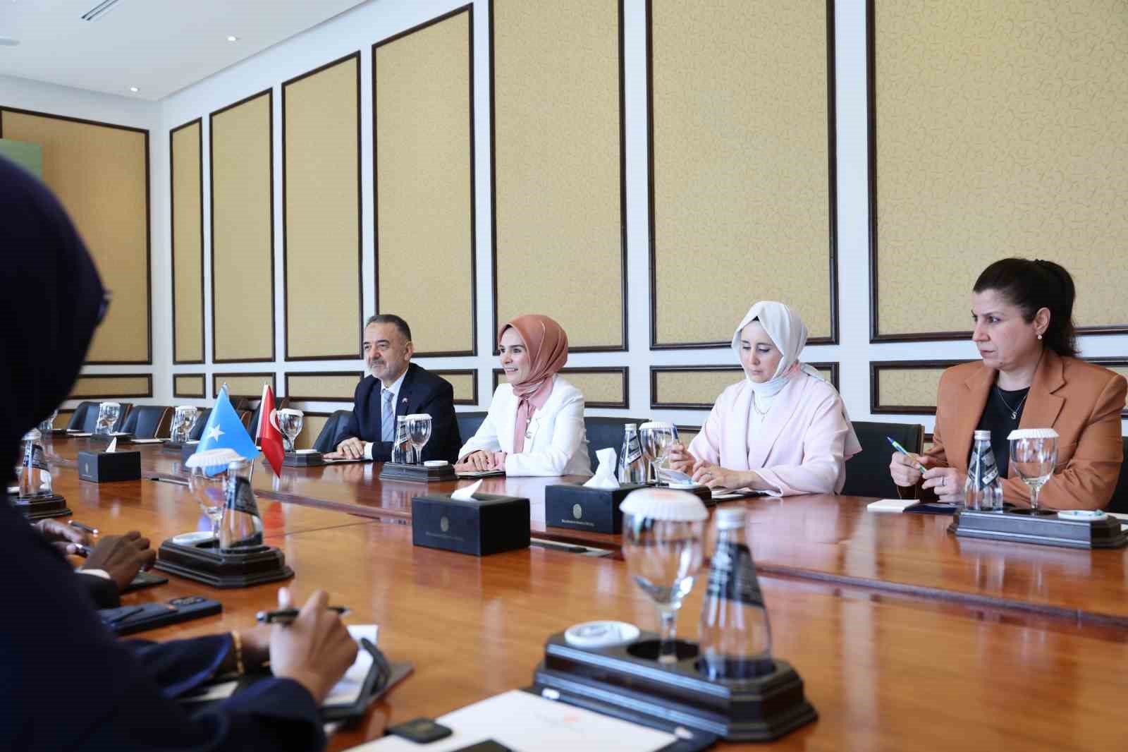 Bakan Göktaş, Filistin ve Somalili bakanlar ile İİT temsilcileriyle bir araya geldi