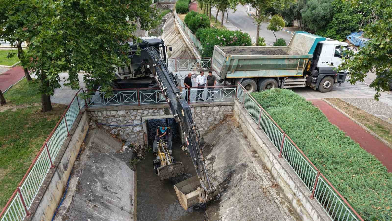 Manisa’nın derelerinde koku ve kirliliğe karşı kapsamlı temizlik