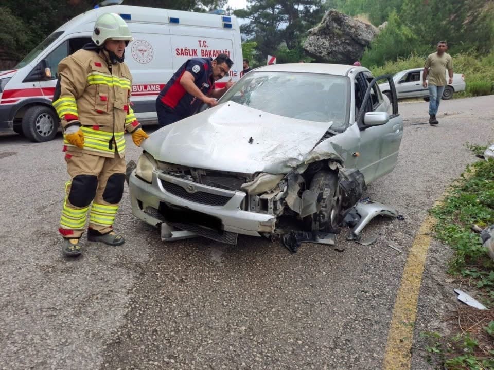 Otomobille çarpışan hafif ticari araç dereye uçtu: 7 yaralı