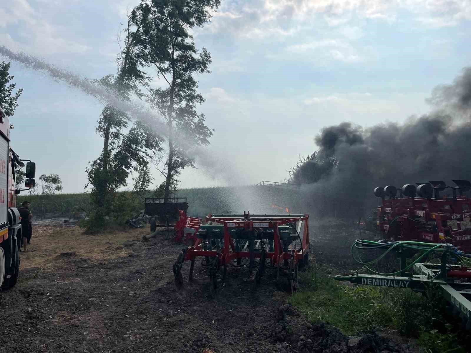 Osmaniye’de malzeme deposu alevlere teslim oldu