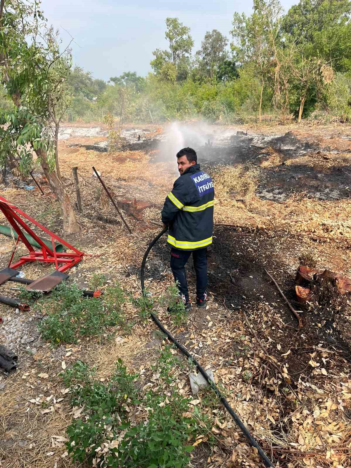 Osmaniye’de malzeme deposu alevlere teslim oldu