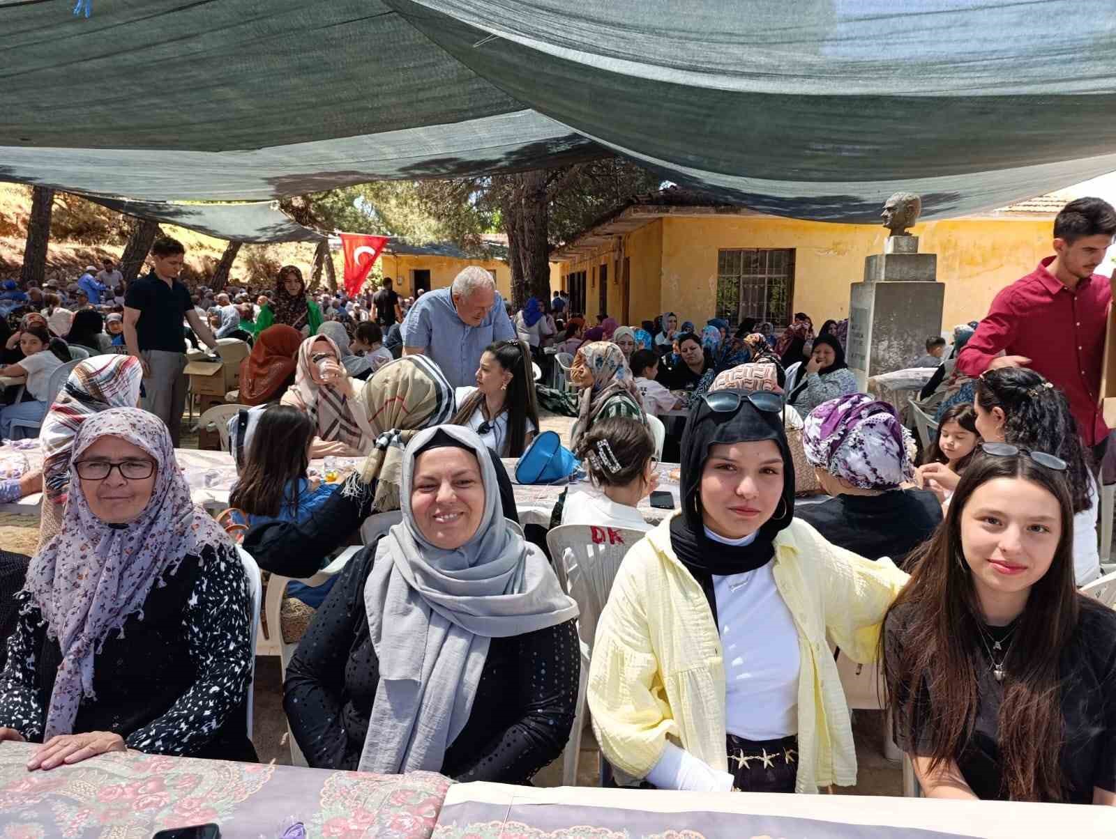 Asırlık gelenek Dutluca’da binlerce kişiyi aynı sofrada buluşturdu