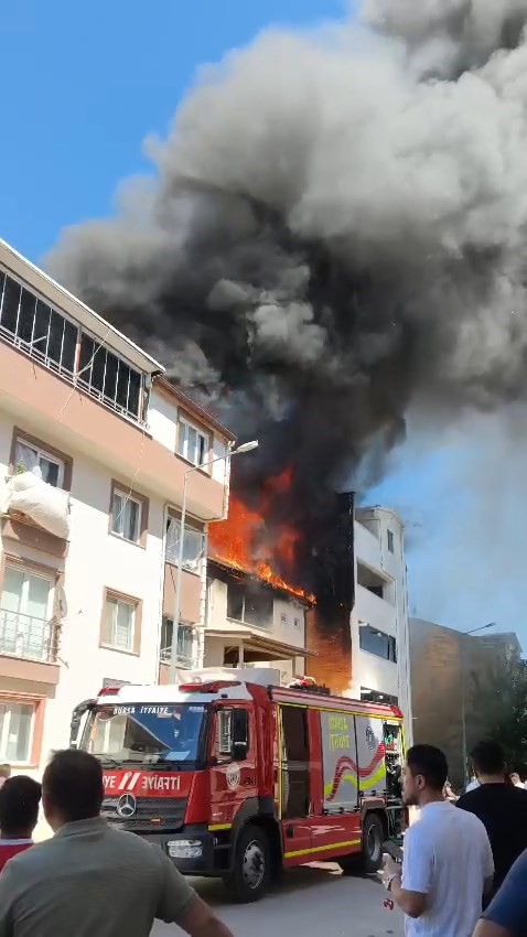 Bursa’da 3 katlı binanın çatısı alevlere teslim oldu