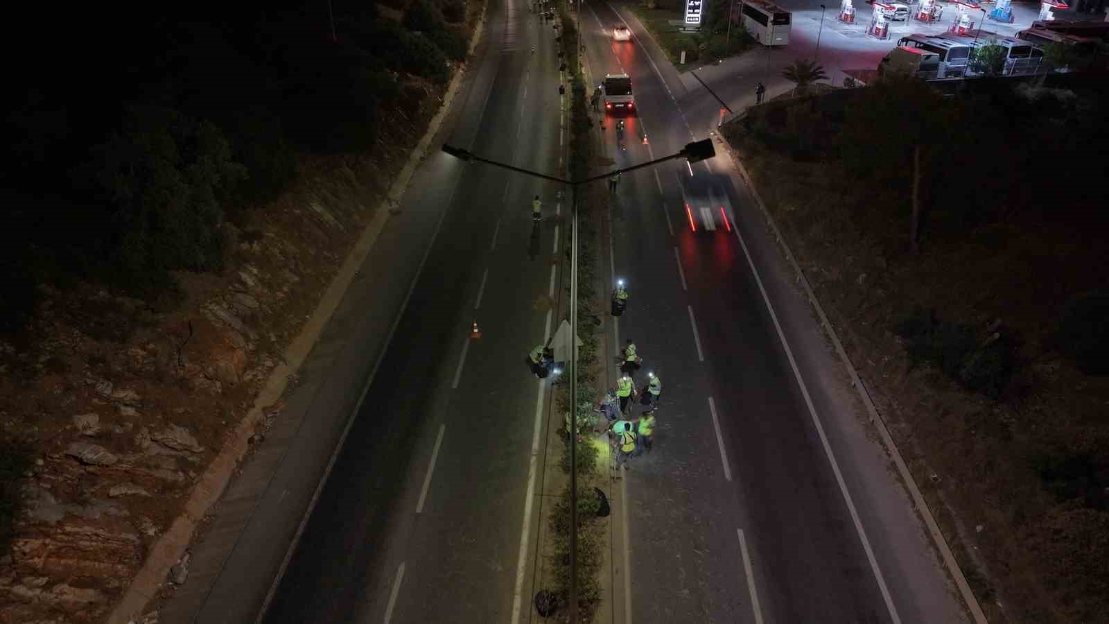 150 kişilik ekiple Emin Anter Bulvarı’nda gece mesaisi