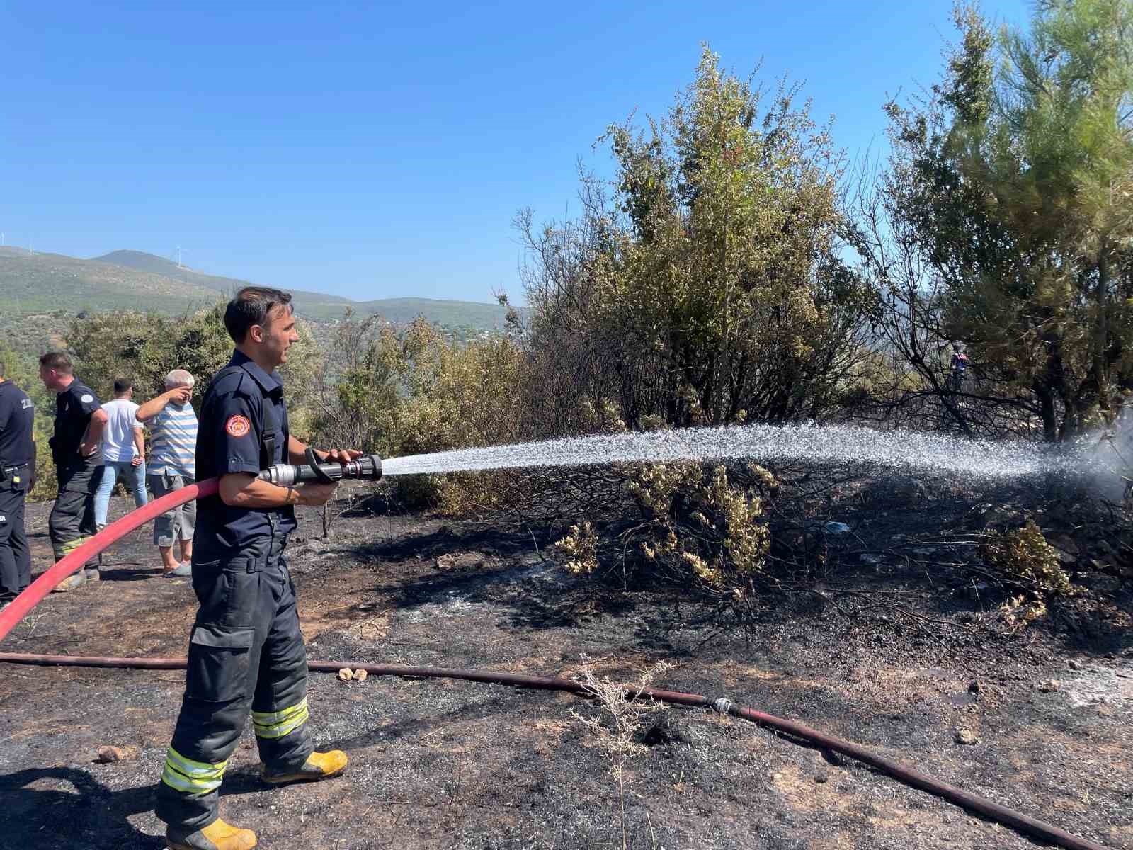 Yerleşim yerlerine yakın makilik alandaki yangın korkuttu