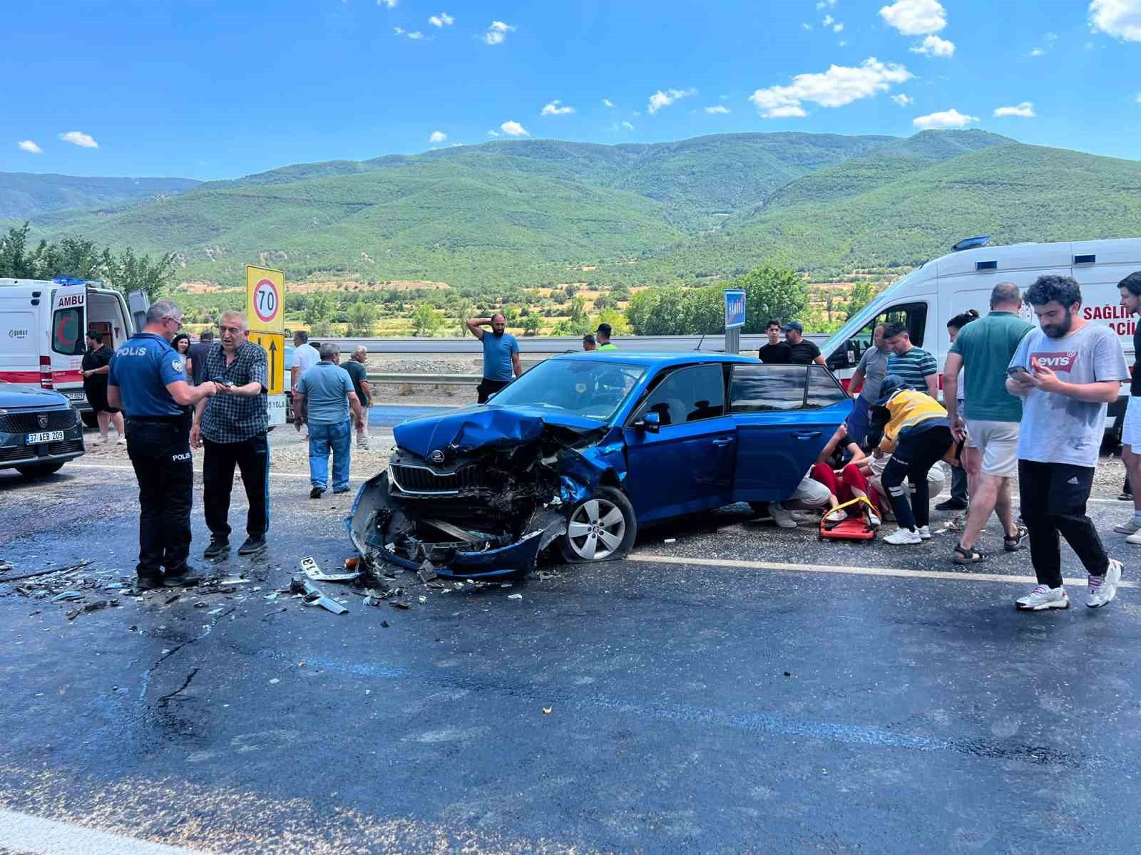 Kastamonu’da iki otomobil çarpıştı: 5 yaralı