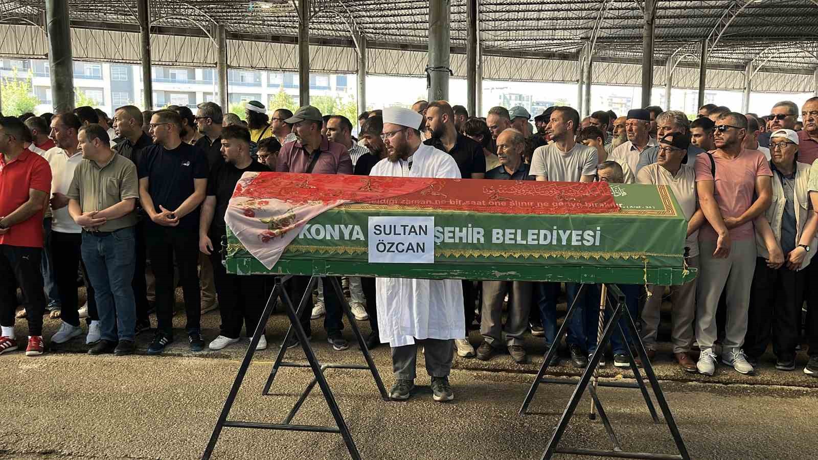 Konya’nın ‘Kırmızılı Kadını’ son yolculuğuna uğurlandı