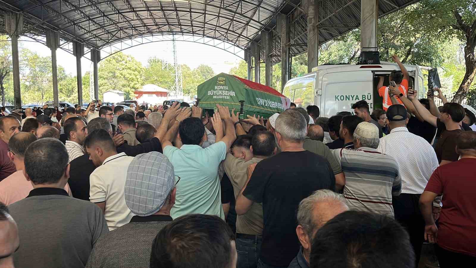 Konya’nın ‘Kırmızılı Kadını’ son yolculuğuna uğurlandı