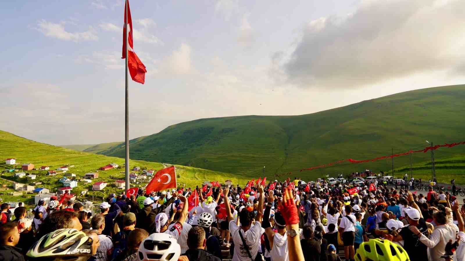 Ardahan’da Ata’nın silüetine bulut engeli
