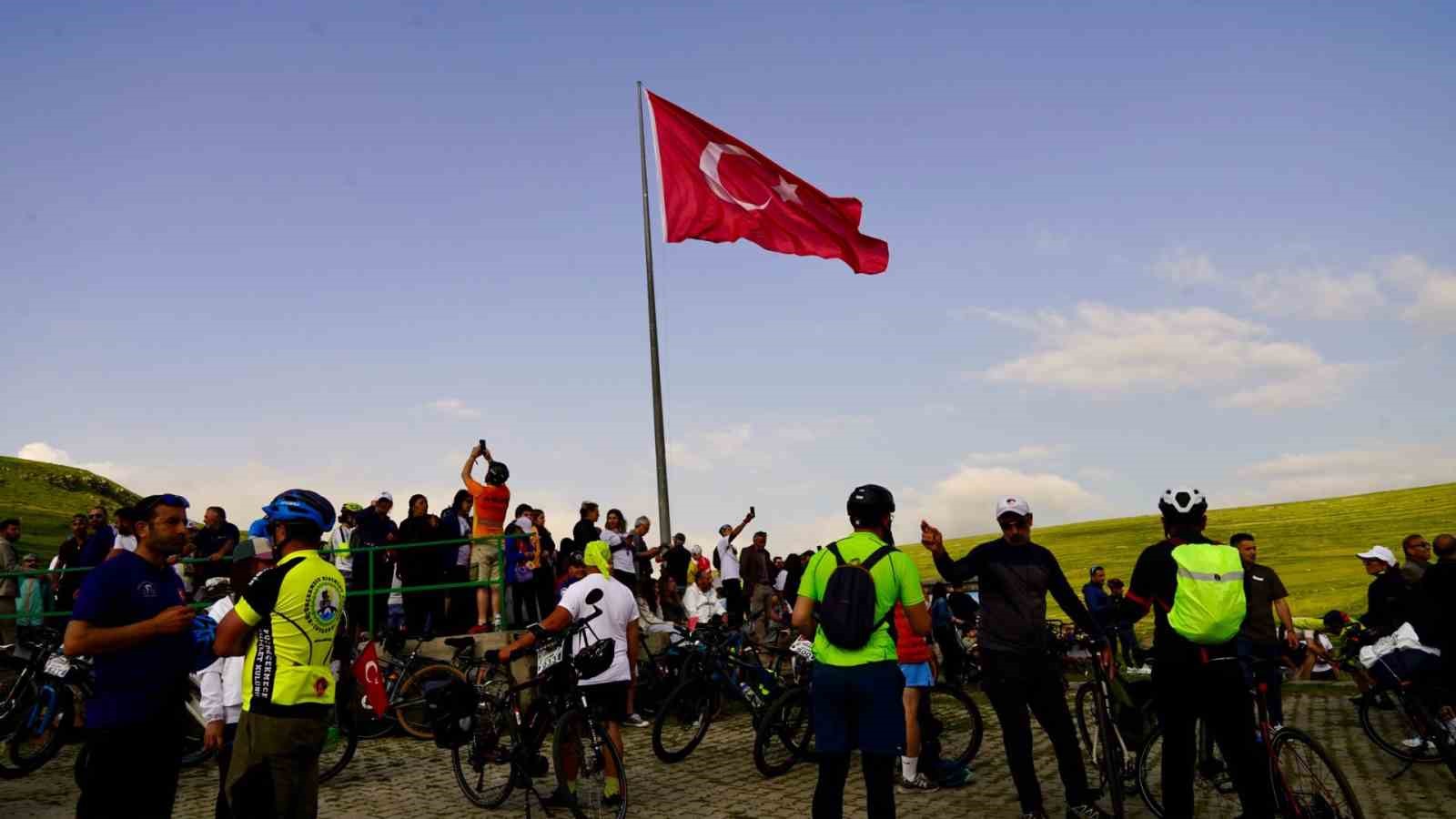 Ardahan’da Ata’nın silüetine bulut engeli