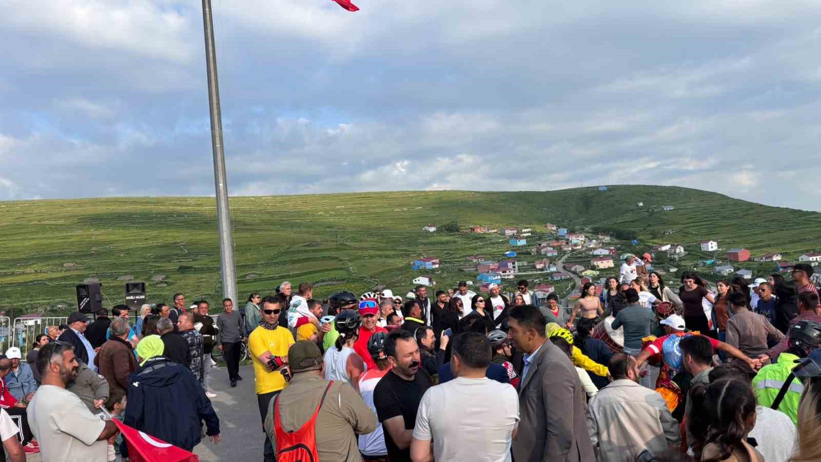 Ardahan’da Ata’nın silüetine bulut engeli