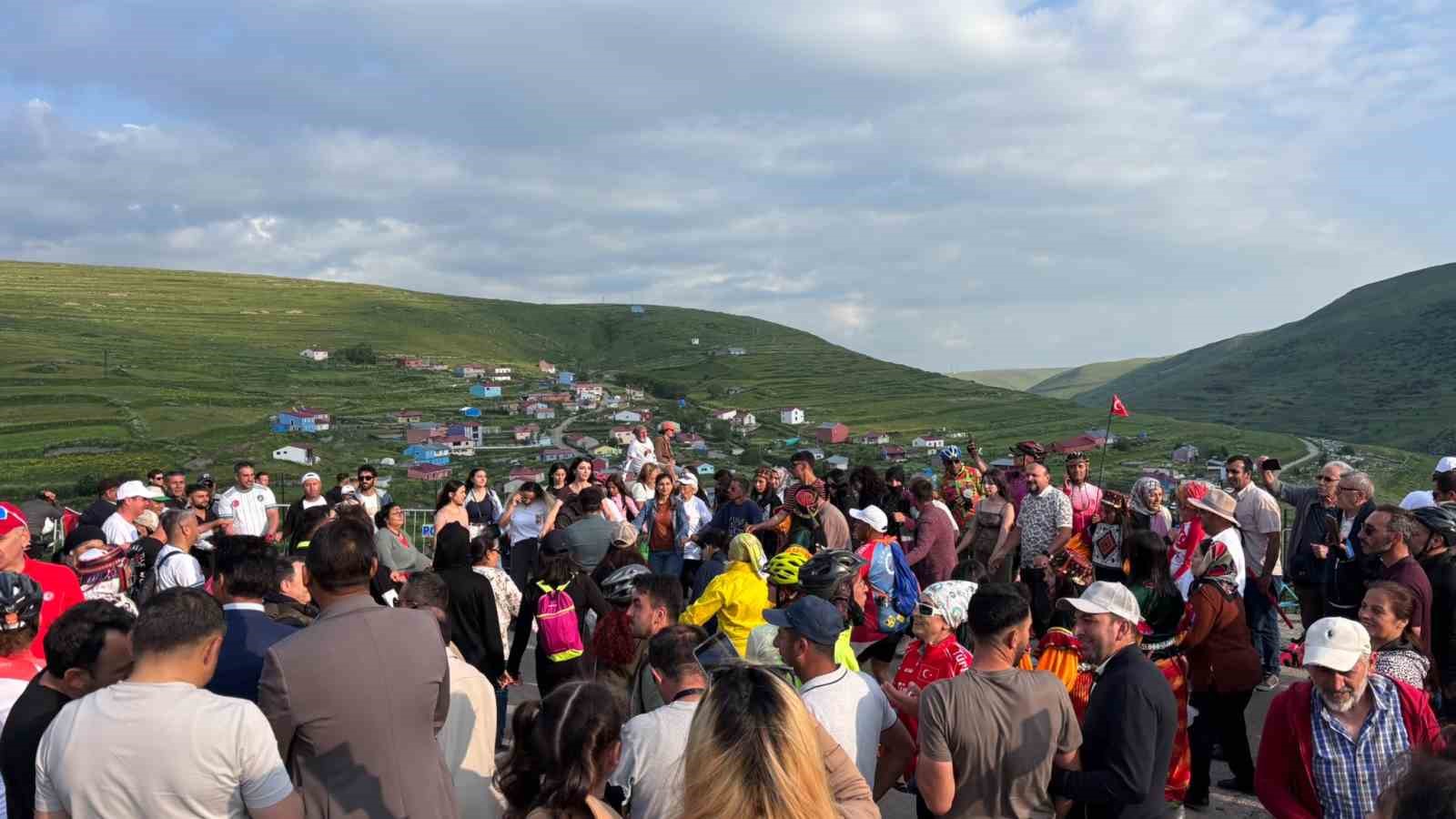 Ardahan’da Ata’nın silüetine bulut engeli