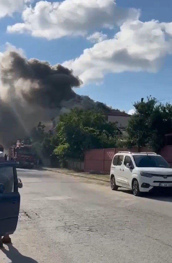 İki katlı binanın çatısında yangın