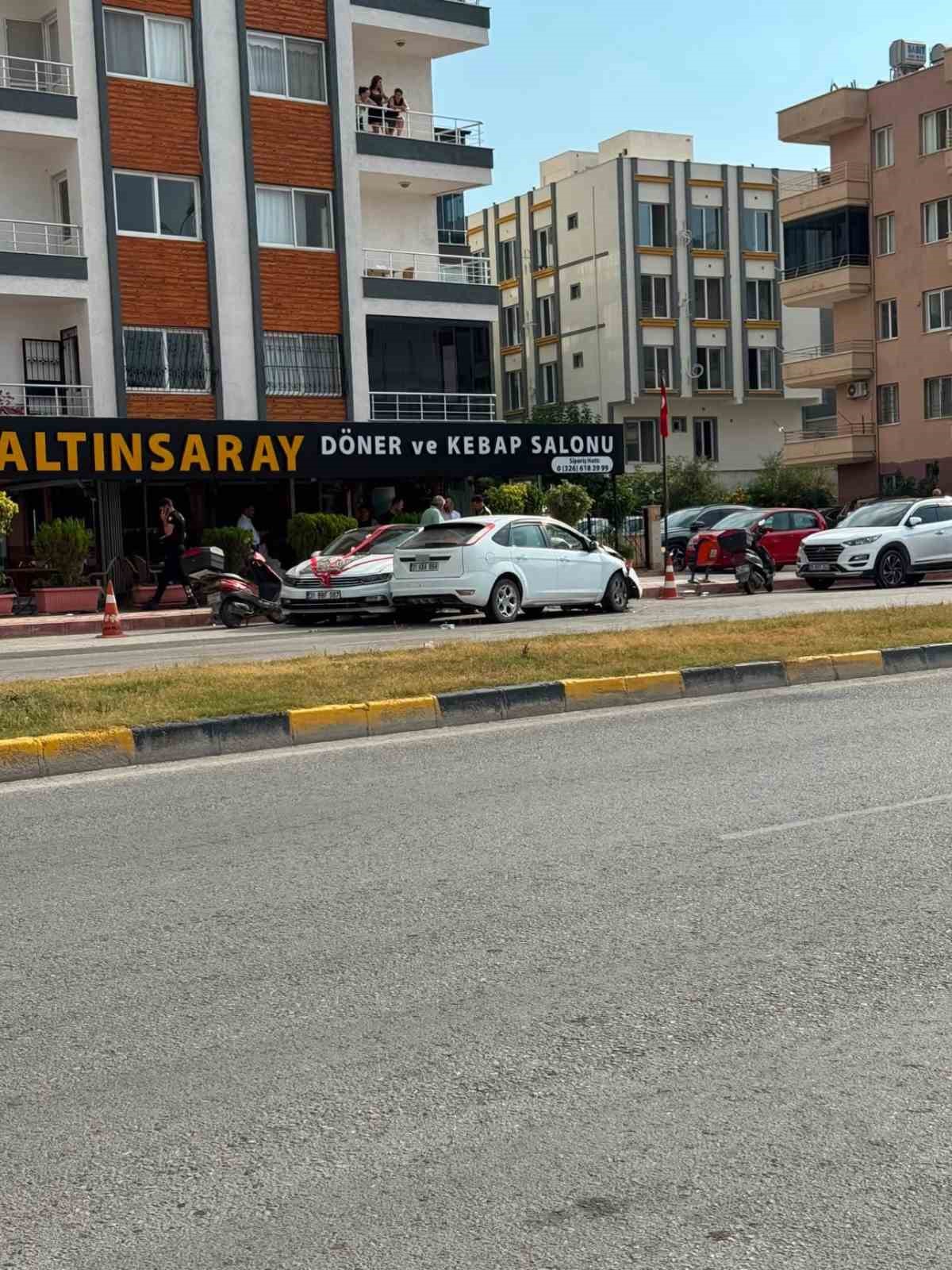 Gelin arabası otomobille çarpıştı: 1 yaralı