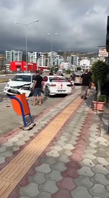 Gelin arabası otomobille çarpıştı: 1 yaralı