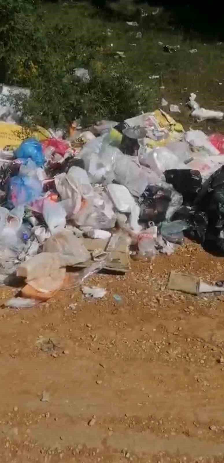 Balık tutmak için gittiği gölde çöp yığınıyla karşılaştı: Poşet poşet topladı