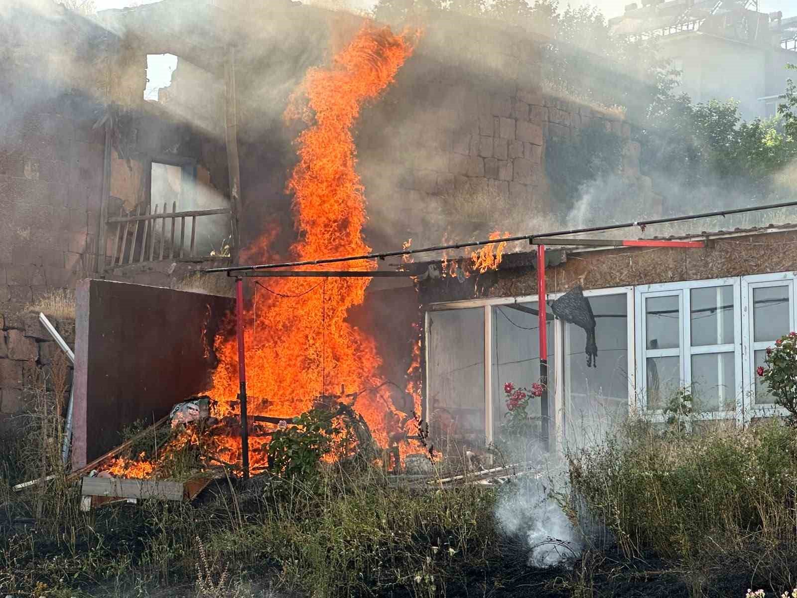 Bitlis’te korkutan yangın