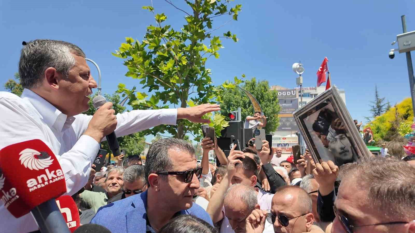 Özgür Özel’in Niğde programında vatandaşlar ezilme tehlikesi geçirdi