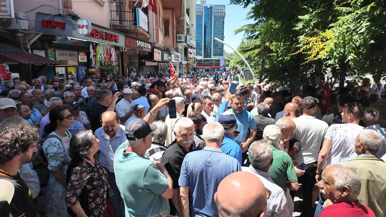Özgür Özel’in Niğde programında vatandaşlar ezilme tehlikesi geçirdi
