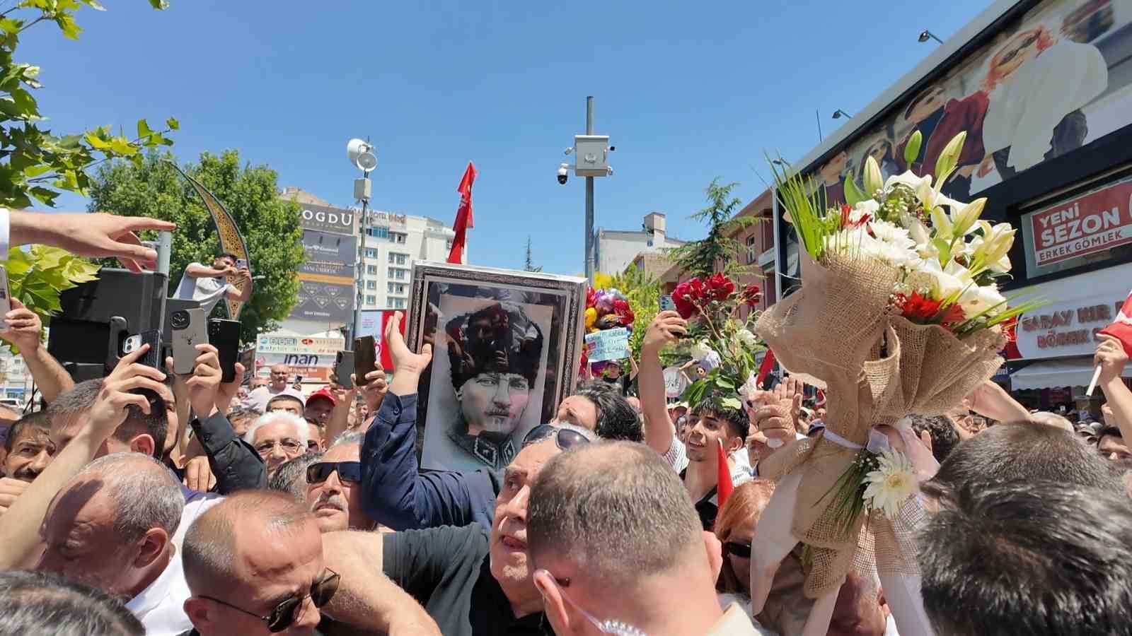 Özgür Özel’in Niğde programında vatandaşlar ezilme tehlikesi geçirdi