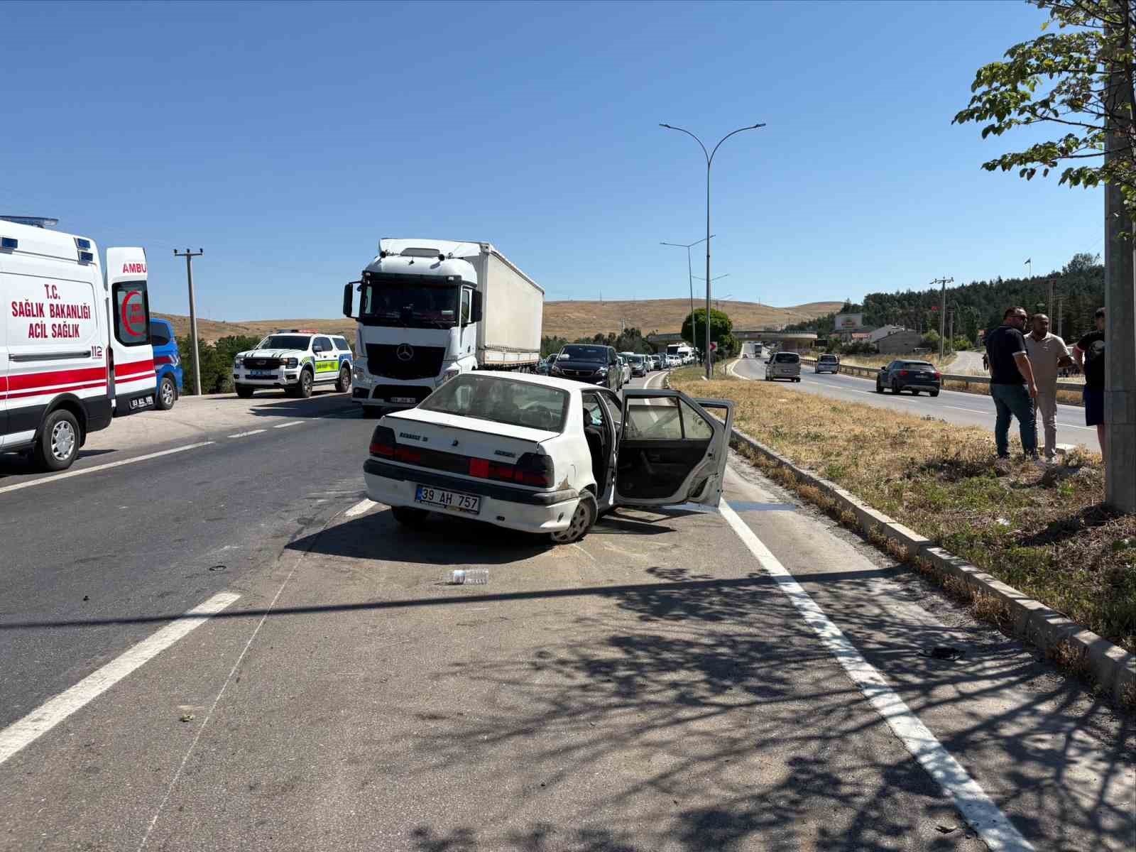 Bariyerlere çarpan otomobilde 6 kişi yaralandı