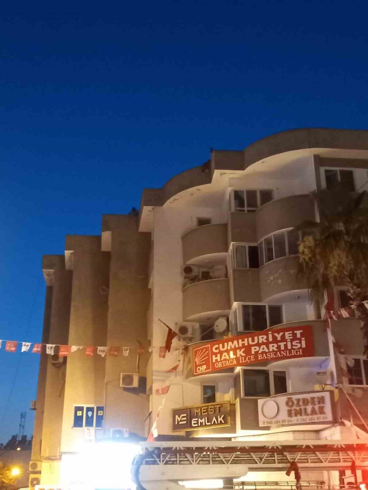 Muğla’da çatıya çıkan genç ikna edilerek aşağı indirildi