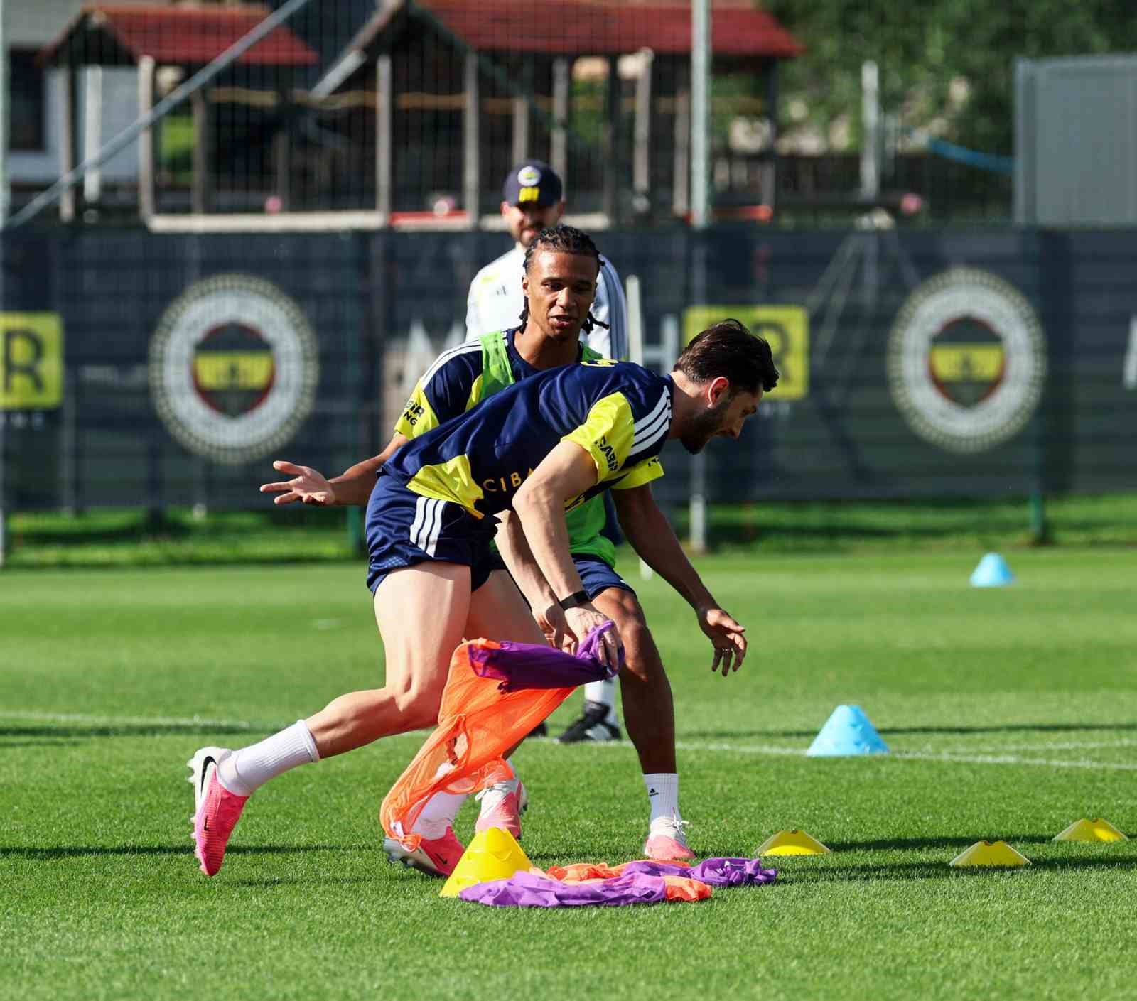 Fenerbahçe, yeni sezon hazırlıklarını sürdürüyor