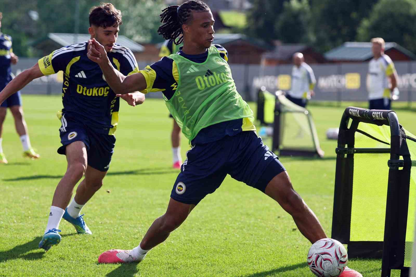 Fenerbahçe, yeni sezon hazırlıklarını sürdürüyor