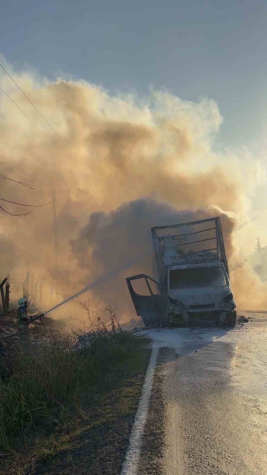 Seyir halindeki kamyonet alevlere teslim oldu